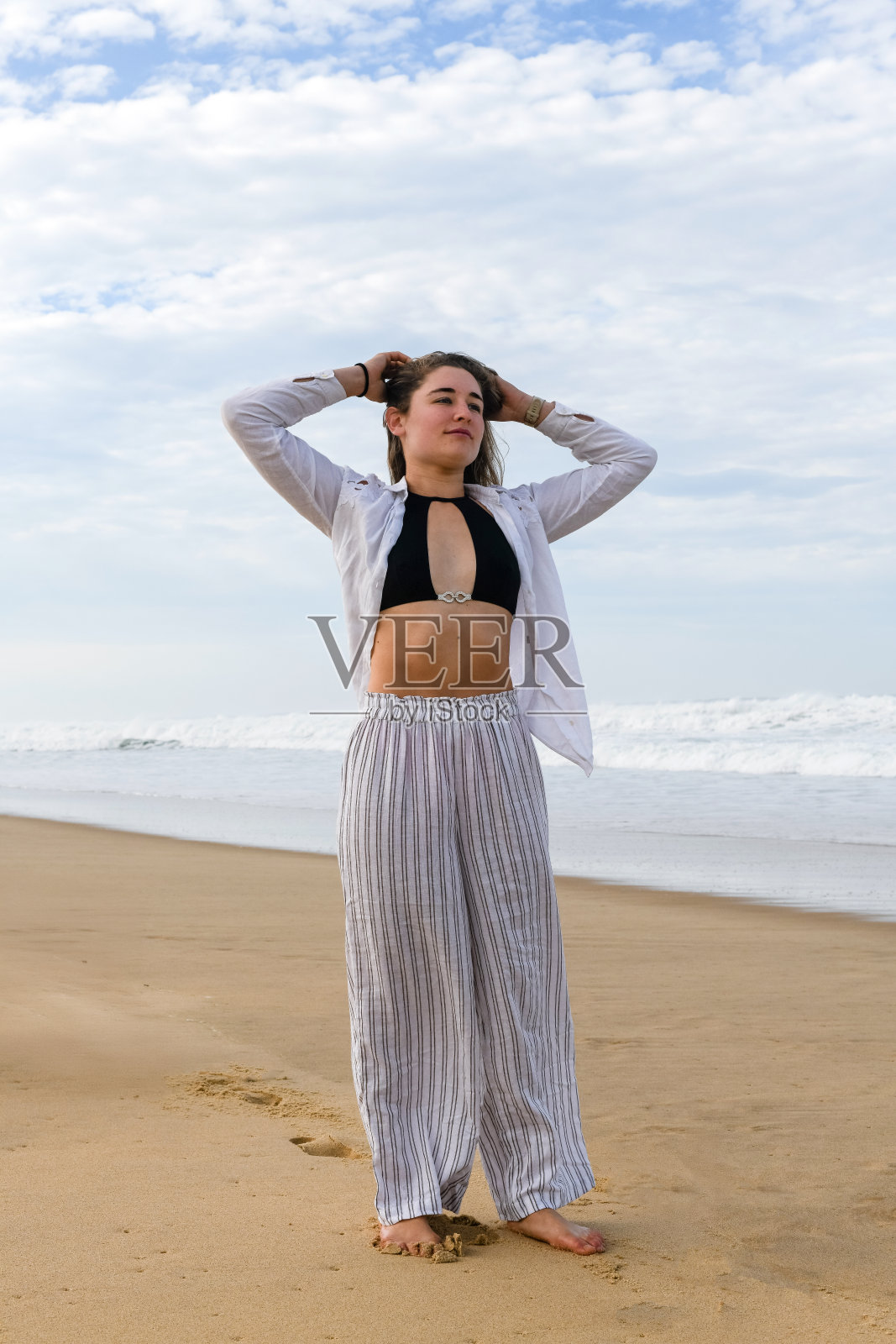 美丽时尚的年轻女性在法国西南部的海滩上放松。照片摄影图片