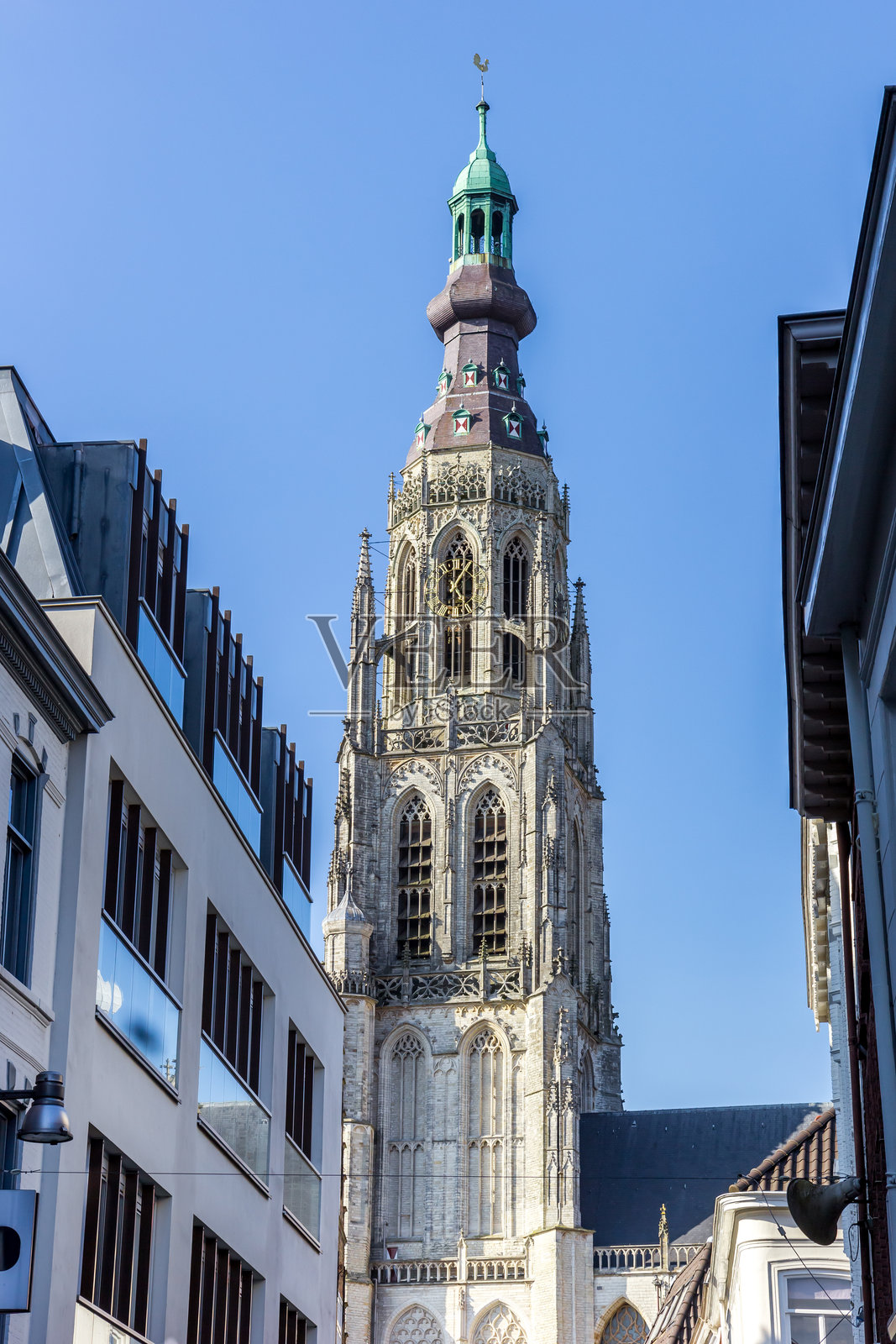 布雷达市中心的历史教堂塔楼照片摄影图片