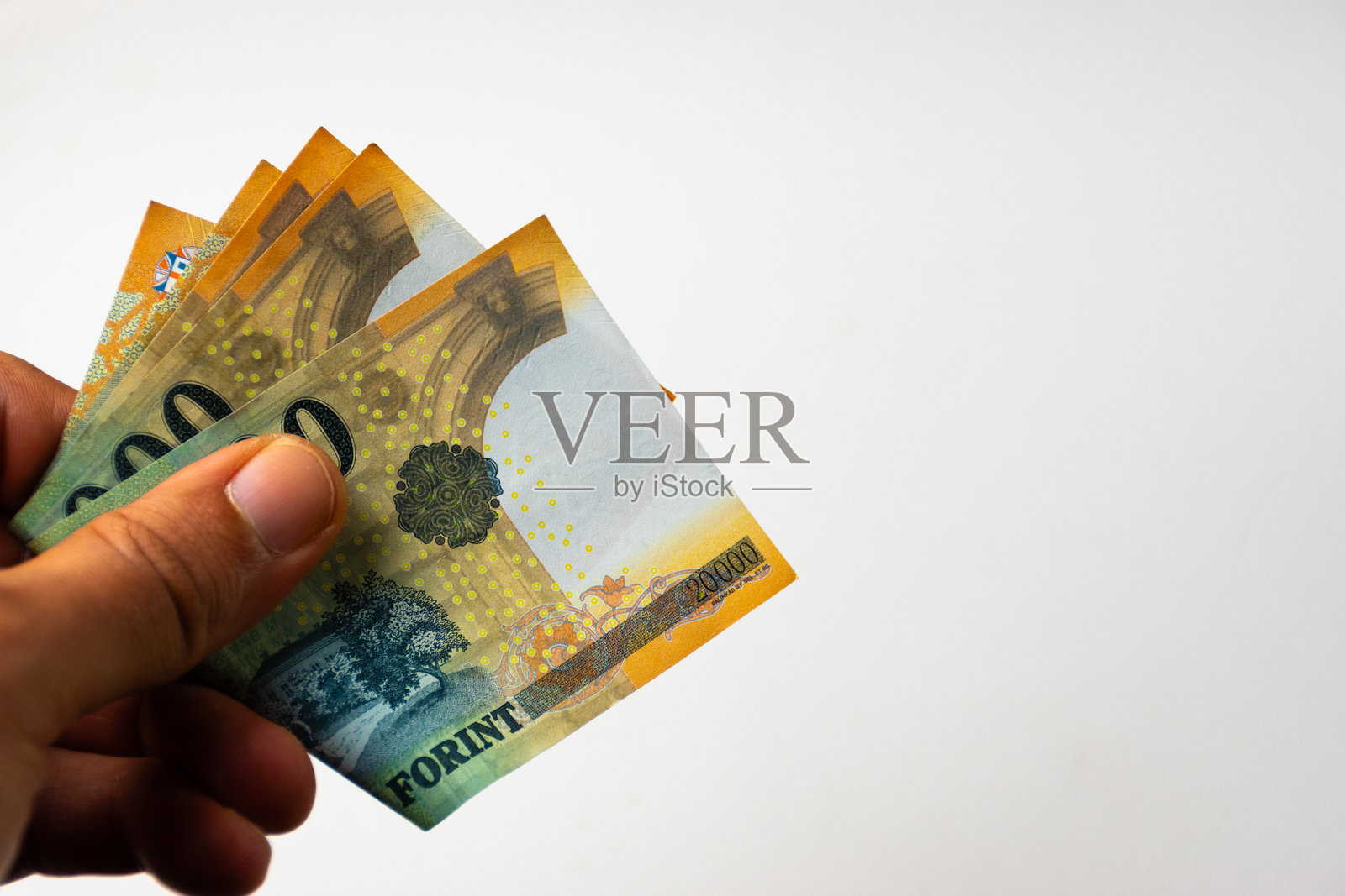 一只手握着匈牙利20000福林纸币照片摄影图片