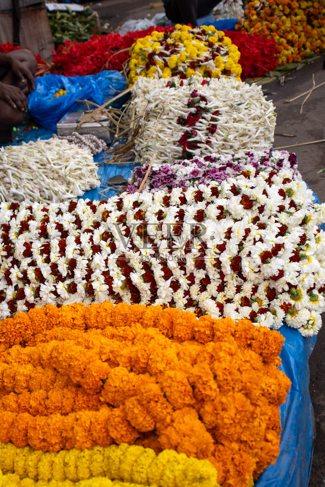 在印度西孟加拉邦加尔各答的霍拉花市或东孟加拉花市，靠近马利克码头，出售作为神灵祭品的花卉特写。照片摄影图片