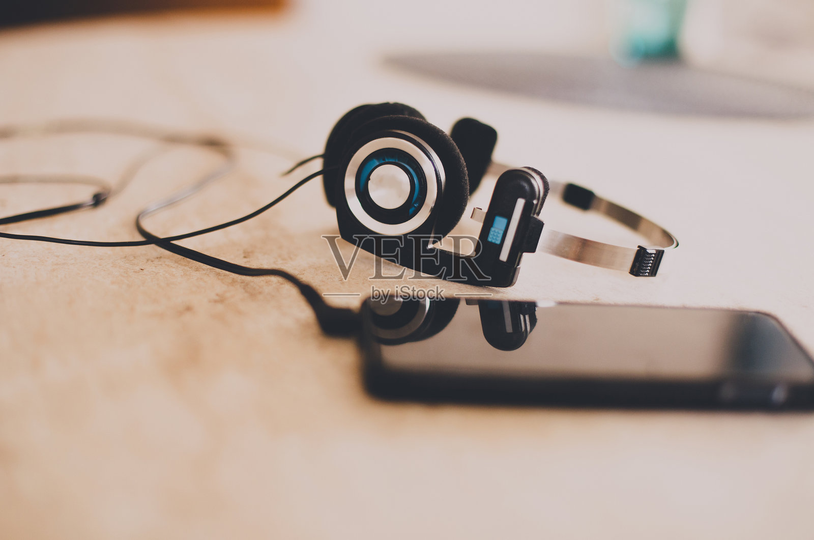 带耳机线的手机MP3音乐播放器照片摄影图片