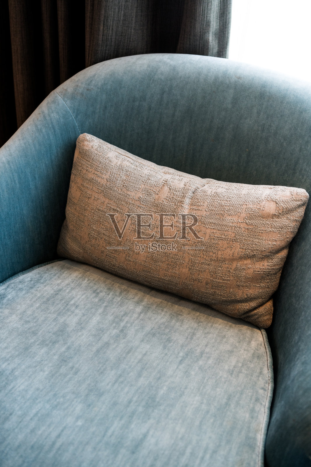 时尚的靠垫放在客厅的沙发上。照片摄影图片