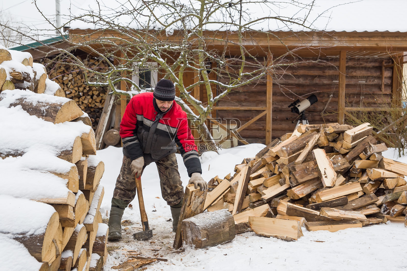一个男人正在劈木头照片摄影图片