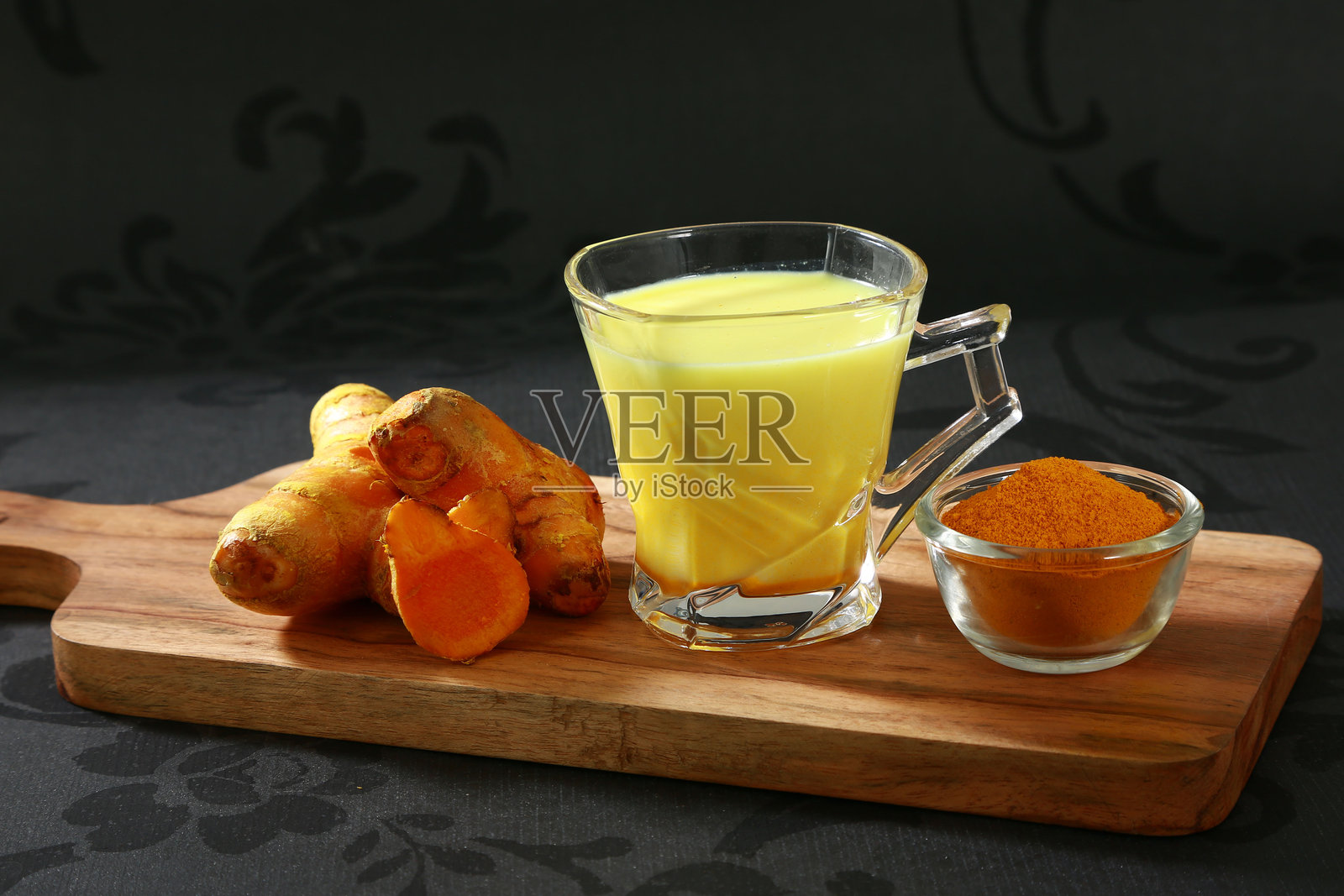 健康牛奶饮品或黄金牛奶照片摄影图片