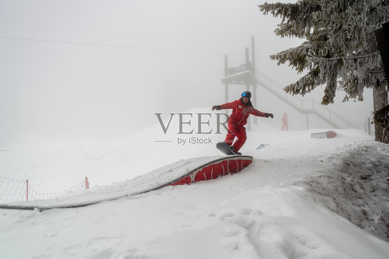 滑雪者在雾天的雪坡上表演特技照片摄影图片
