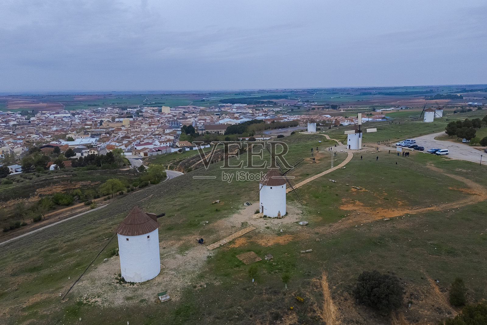 西班牙卡斯蒂利亚-拉曼查省昆卡市穆塔德尔库埃尔沃的风车鸟瞰图照片摄影图片