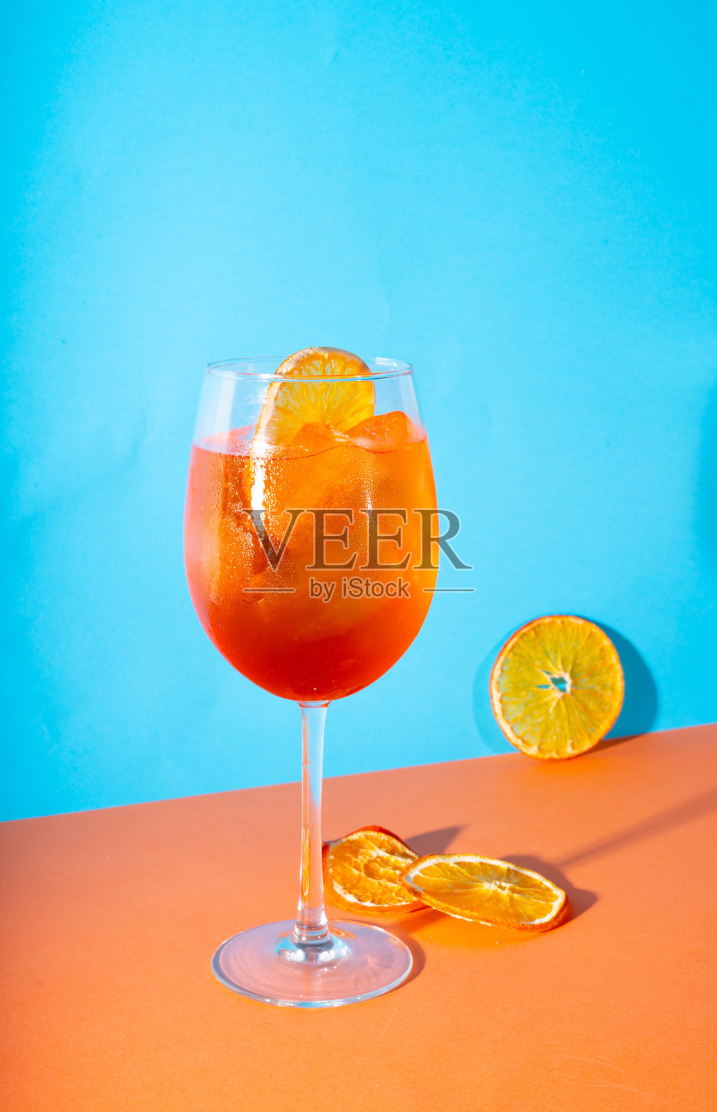 橙色阿佩罗酒在杯中照片摄影图片