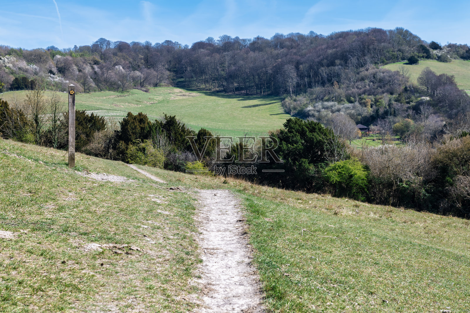 英格兰肯特郡梅德斯通附近霍林博恩的乡村和小径照片摄影图片