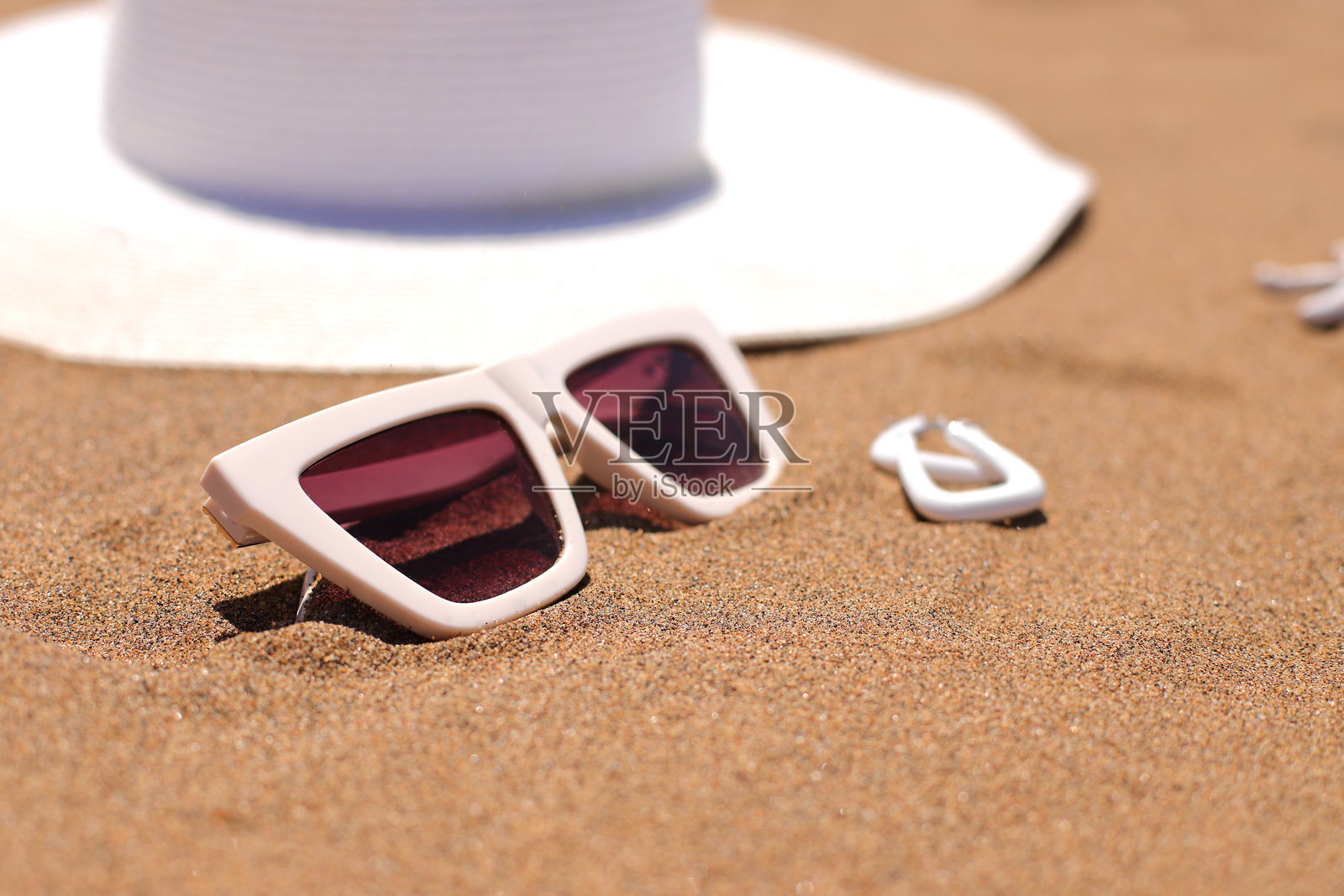 沙滩配饰，太阳镜、帽子和耳环，适合度假使用照片摄影图片