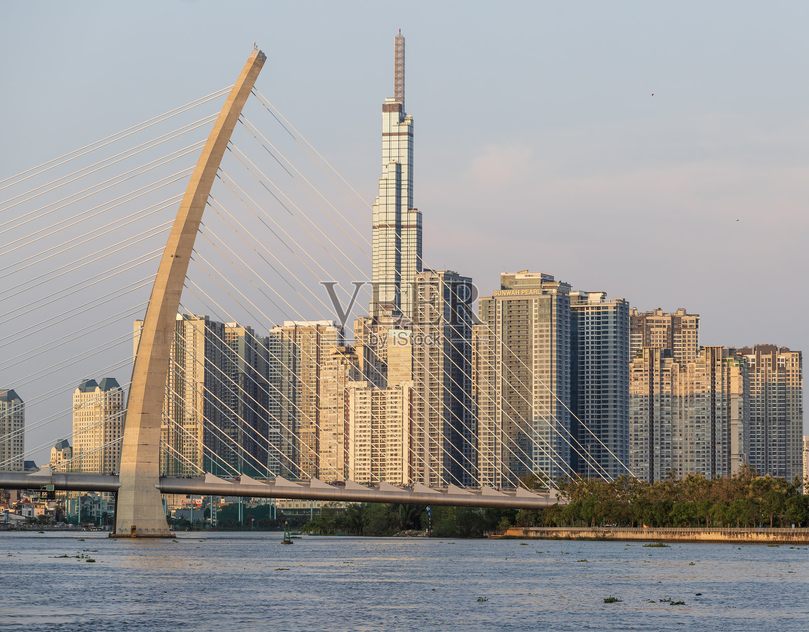 越南胡志明市的摩天大楼在日落时分照片摄影图片