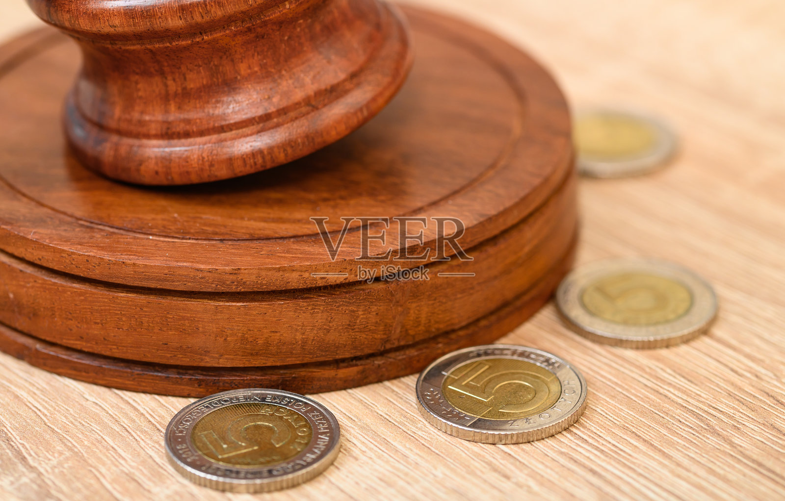 法官的法槌与硬币环绕，正义的代价照片摄影图片