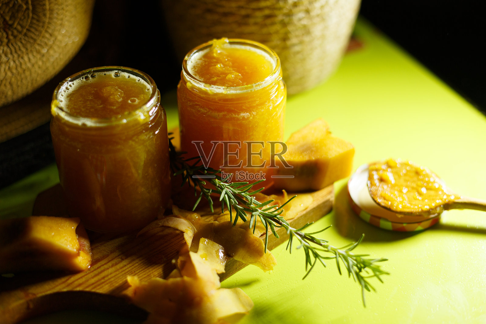 美味可口的自制桃子果酱，采用新鲜和本地食材制作而成照片摄影图片