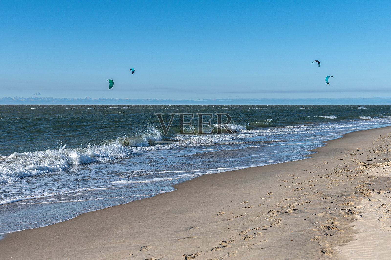 北海阳光明媚的日子里，风筝冲浪者的全景视图照片摄影图片