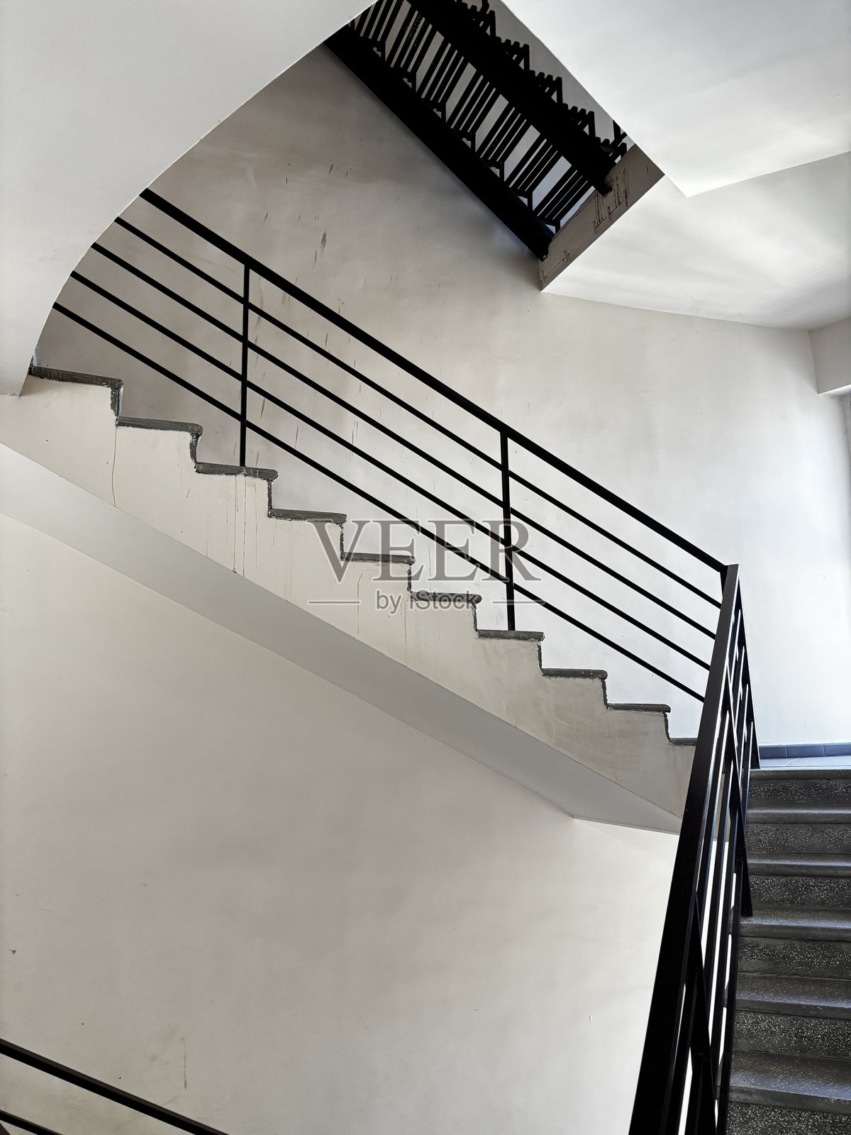 黑色栏杆和白色墙壁的楼梯照片摄影图片