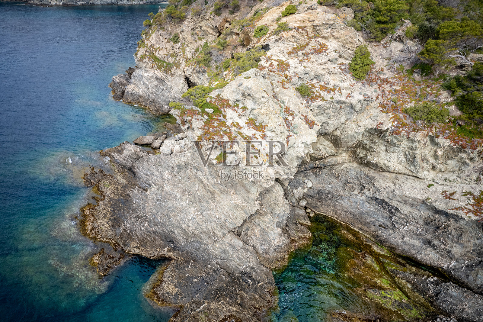 地中海中的波尔克罗尔岛鸟瞰图照片摄影图片