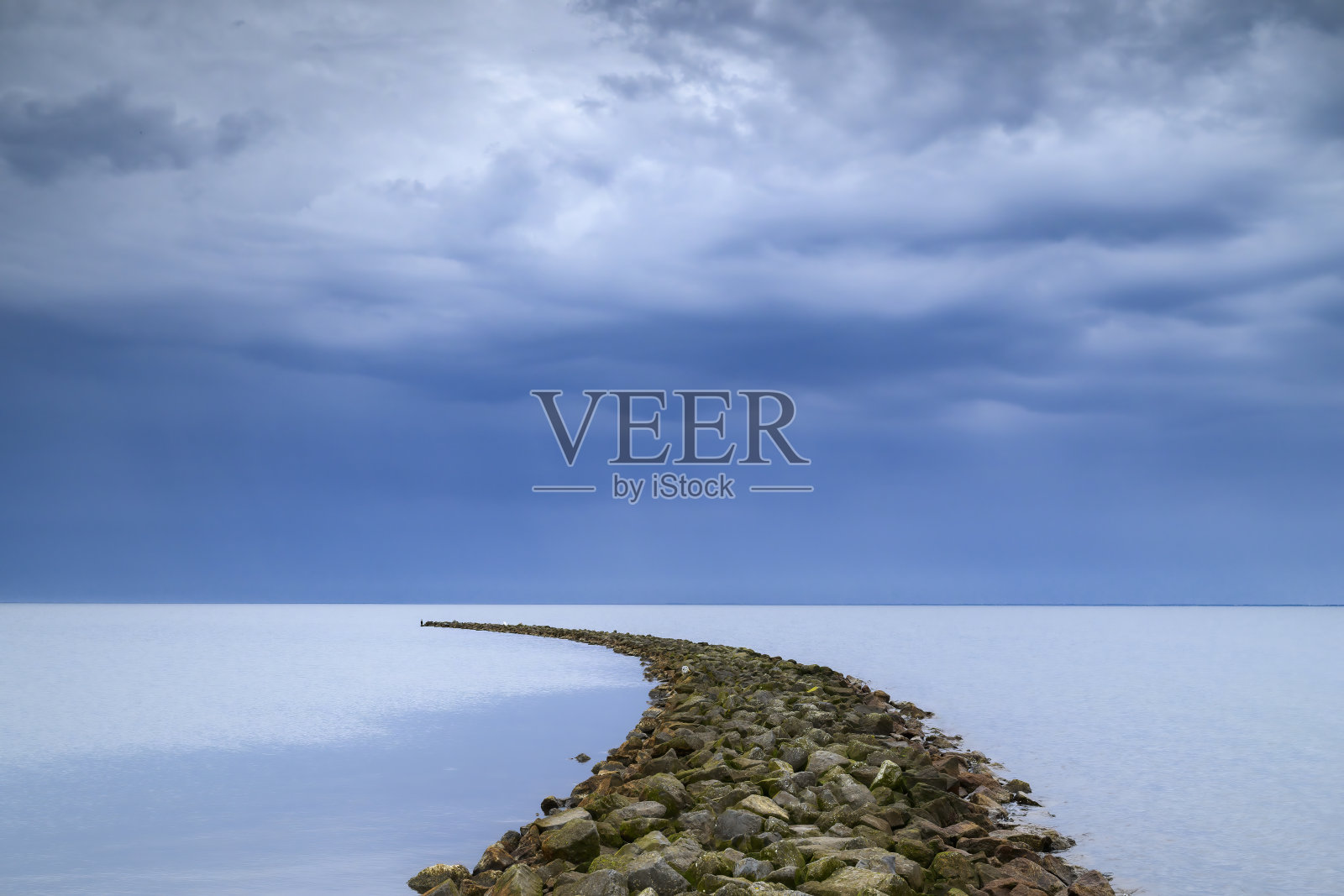 IJsselmeer大坝上空的暴风云照片摄影图片