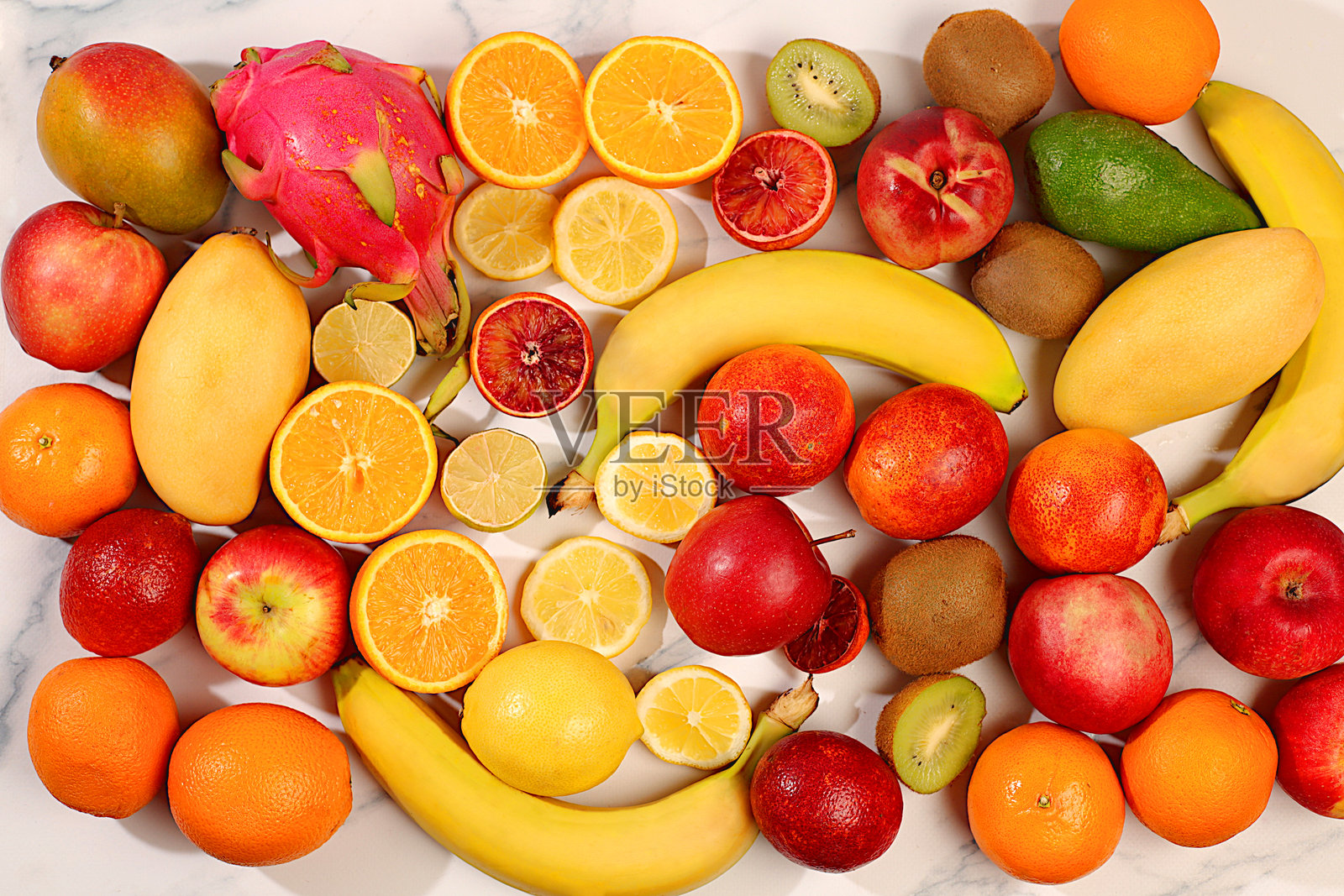 夏季热带水果摆放在大理石桌上，富含维生素C，商店横幅，健康的素食产品，健康生活方式，排毒饮食和减肥概念，商店广告照片摄影图片