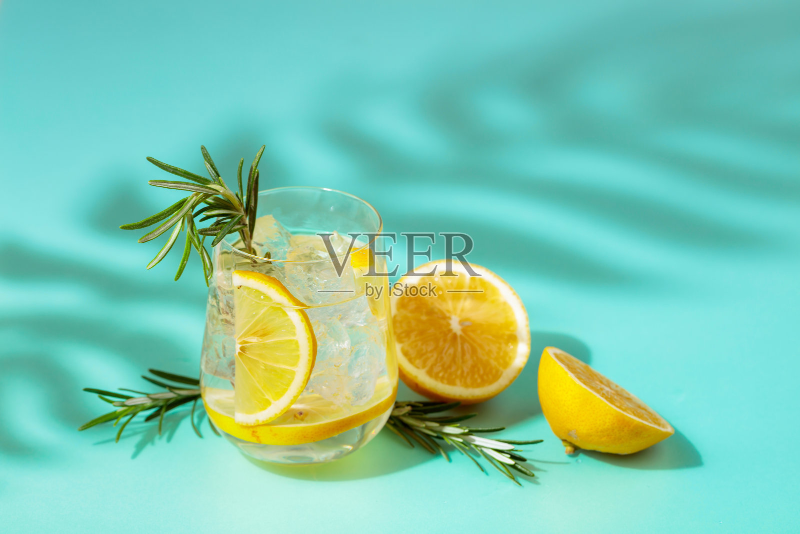 夏季清凉透明的冰镇饮料。照片摄影图片