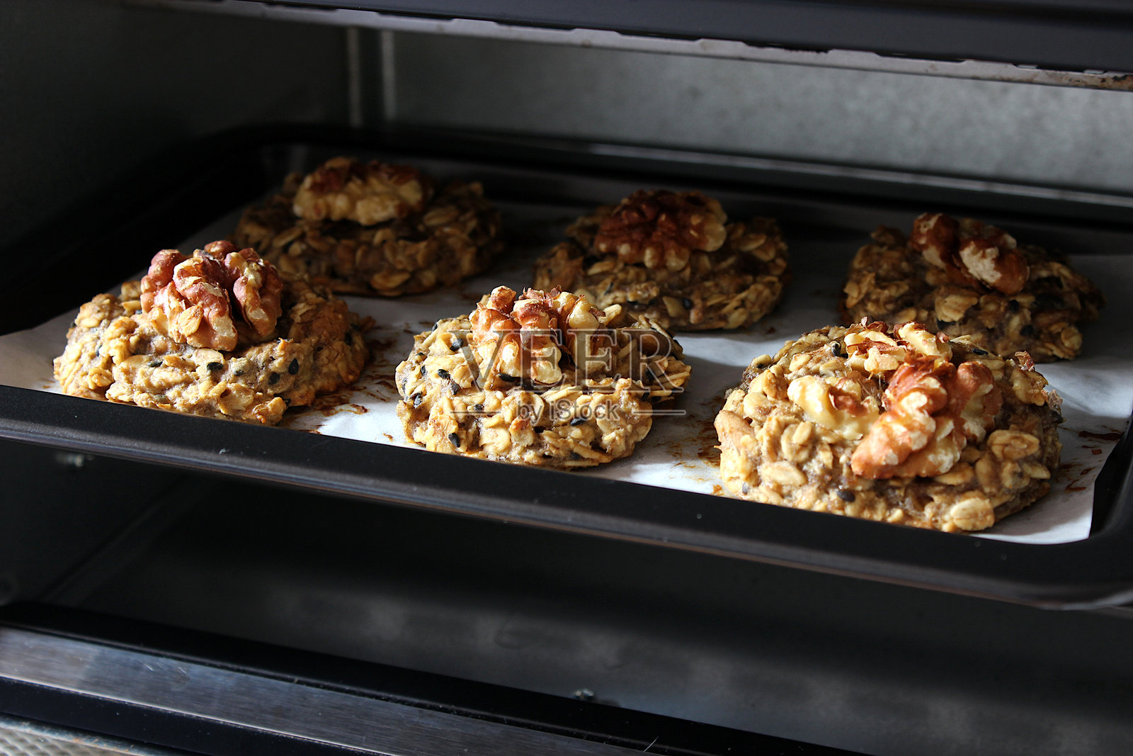 自制燕麦香蕉饼干在烤箱中，适合素食者的甜点照片摄影图片