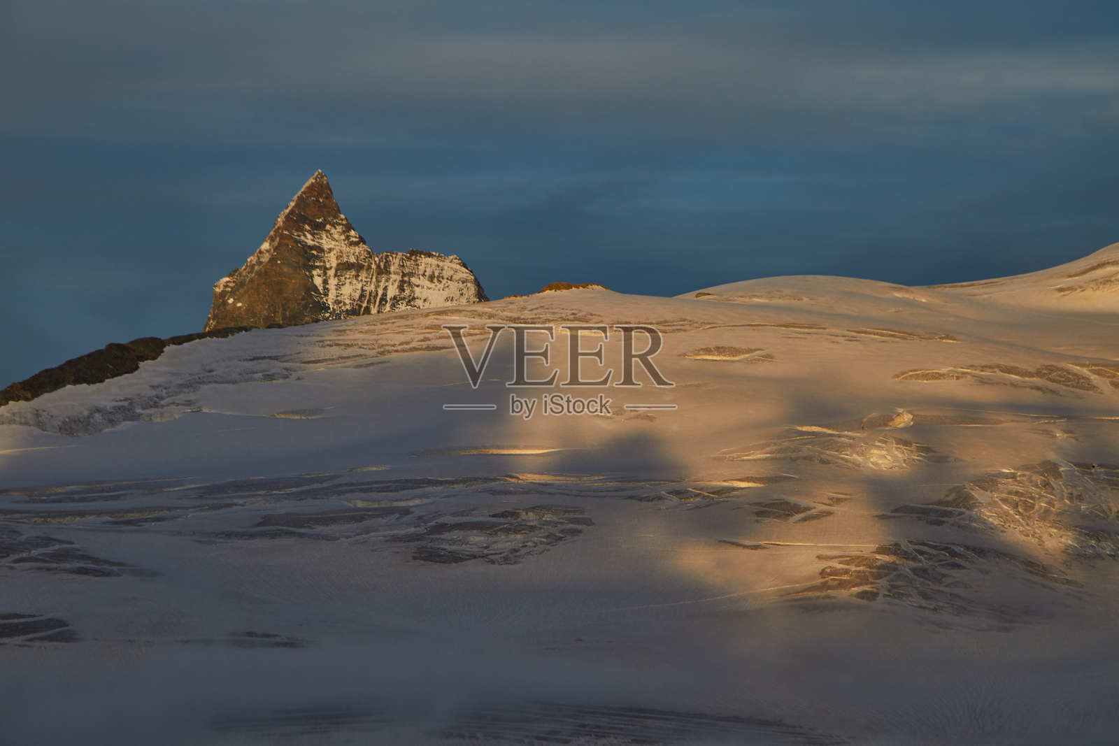 雪山风景与戏剧性光照下的阿尔卑斯山峰照片摄影图片