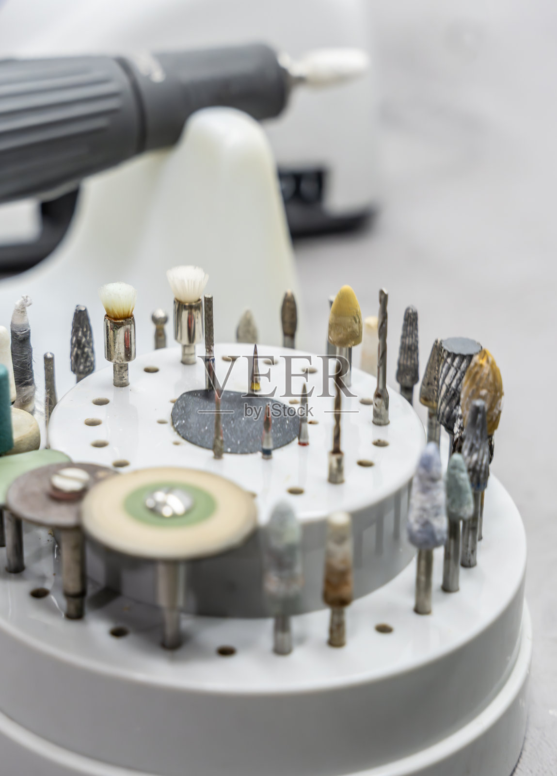 牙科和旋转工具套件附件在有序的收纳盒中照片摄影图片