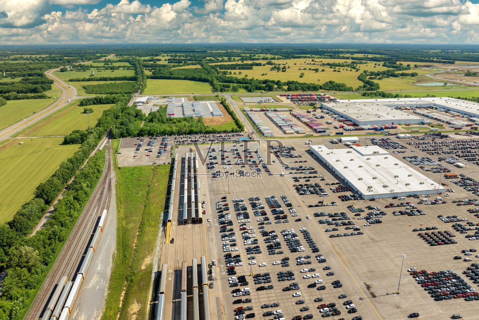 汽车行业。通过铁路进口或出口新车。生产工厂仓库中的火车汽车架。物流公司停车场的待售车辆。照片摄影图片