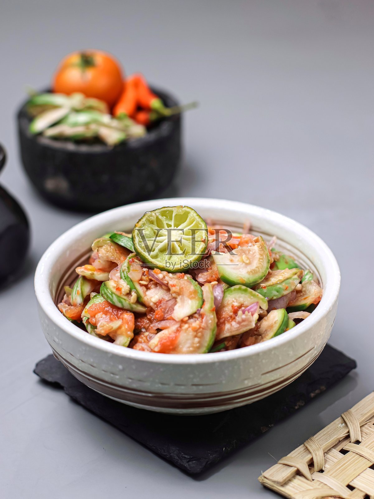 Beberoq，或称为Beberuk Terong，或茄子，是一道美味的正宗龙目岛菜肴。照片摄影图片