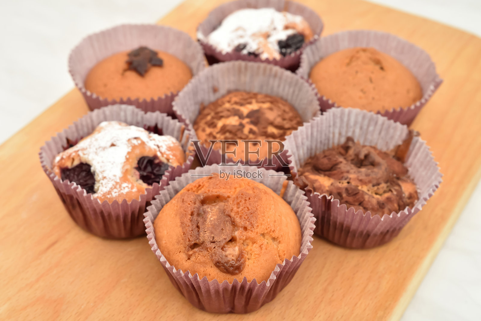 不同口味的自制松饼放在木板上照片摄影图片