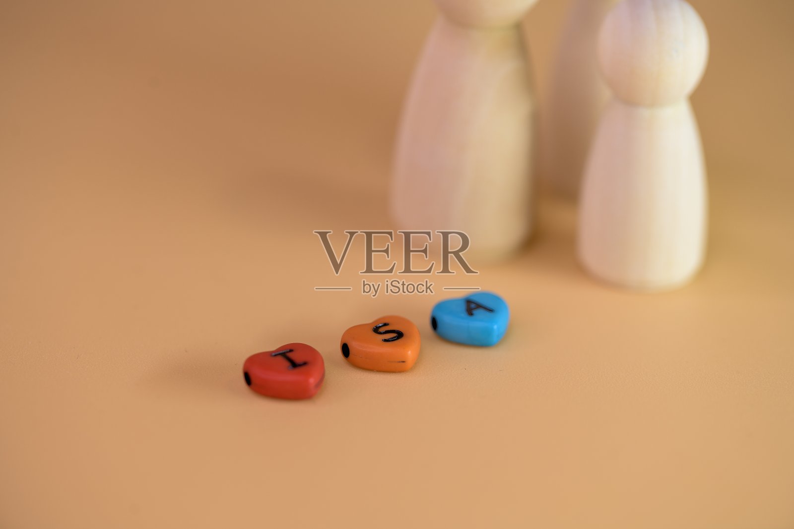 家庭财务概念与木制人物和“ISA”字母珠子照片摄影图片