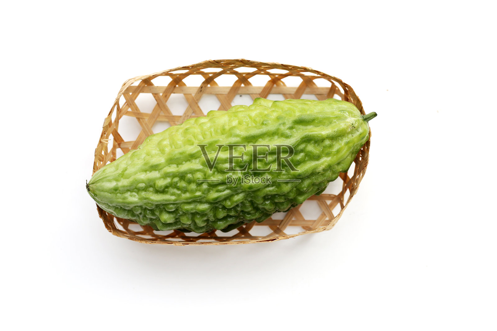 白色背景上的苦瓜。照片摄影图片