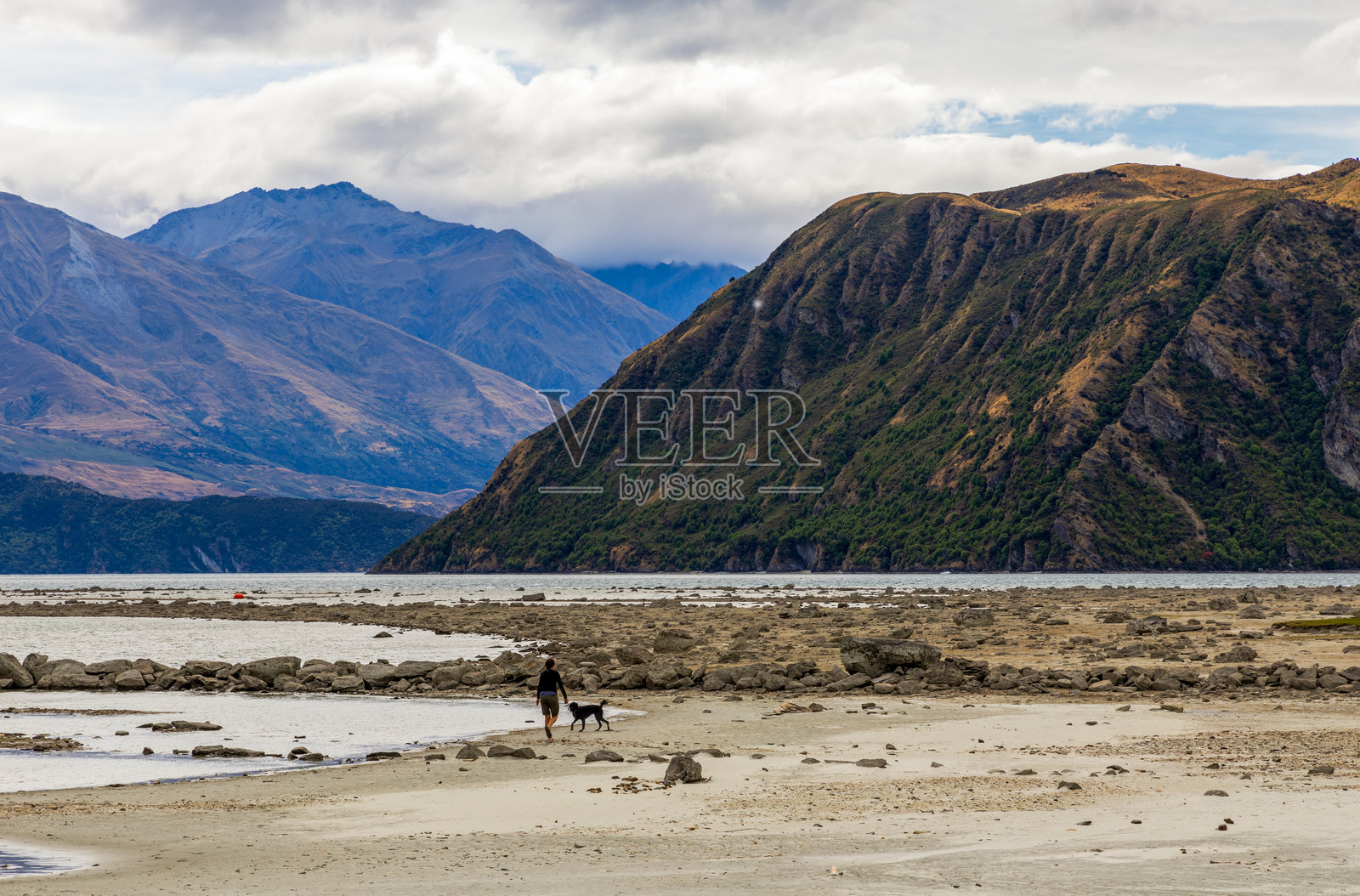 瓦纳卡湖，夏季多云的下午，山脉与瓦纳卡镇位于湖岸边。新西兰照片摄影图片