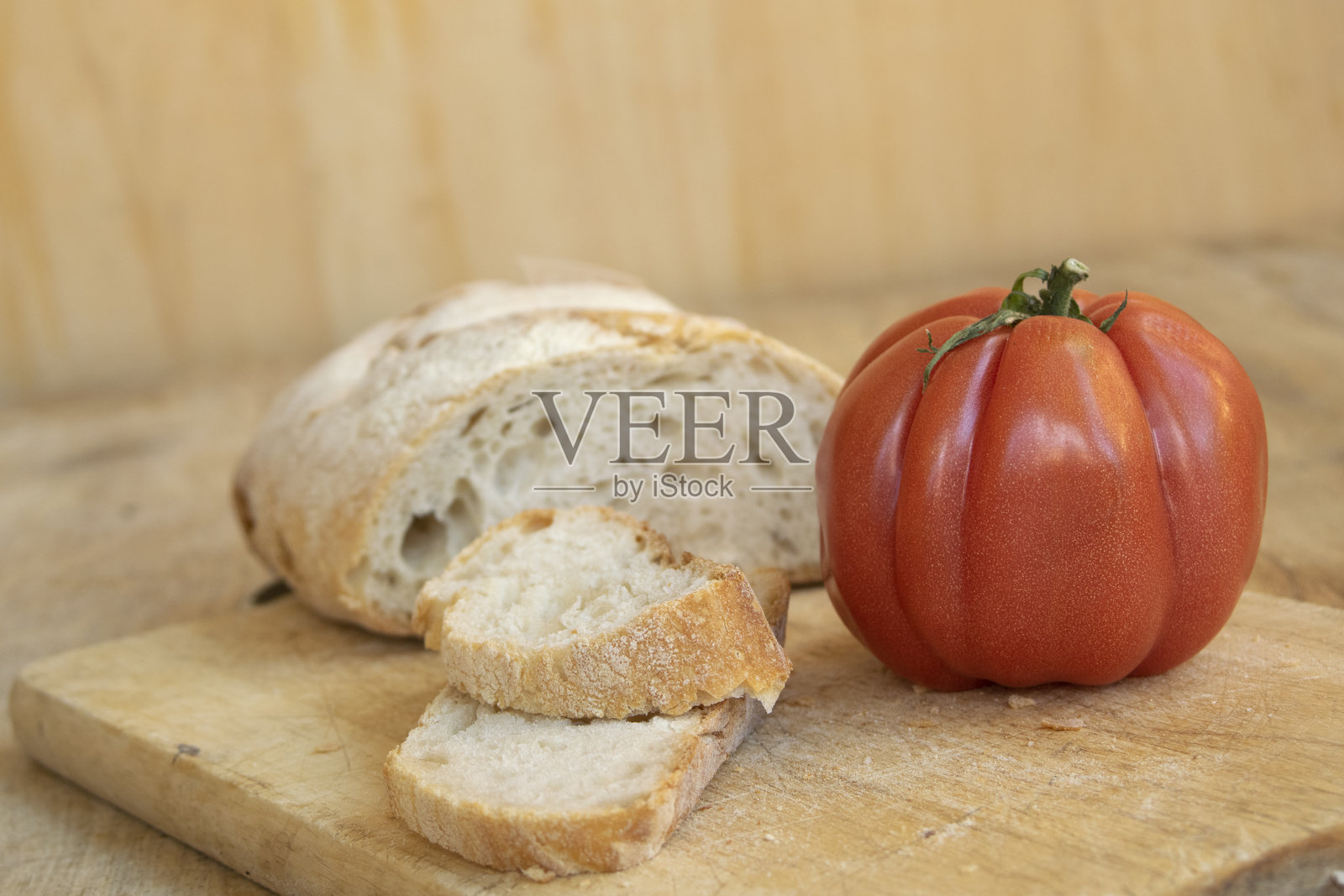 新鲜出炉的面包和来自花园的番茄照片摄影图片