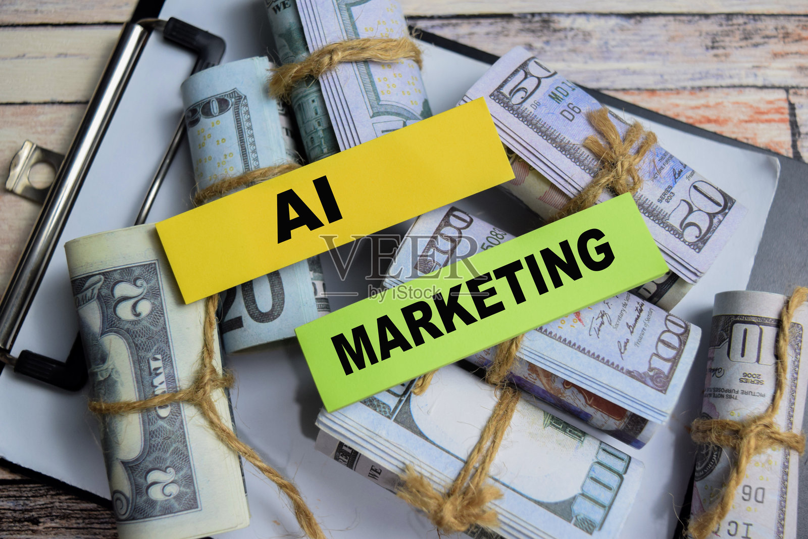 概念化的人工智能营销写在粘性便签上，旁边有美元，孤立在木桌上。照片摄影图片