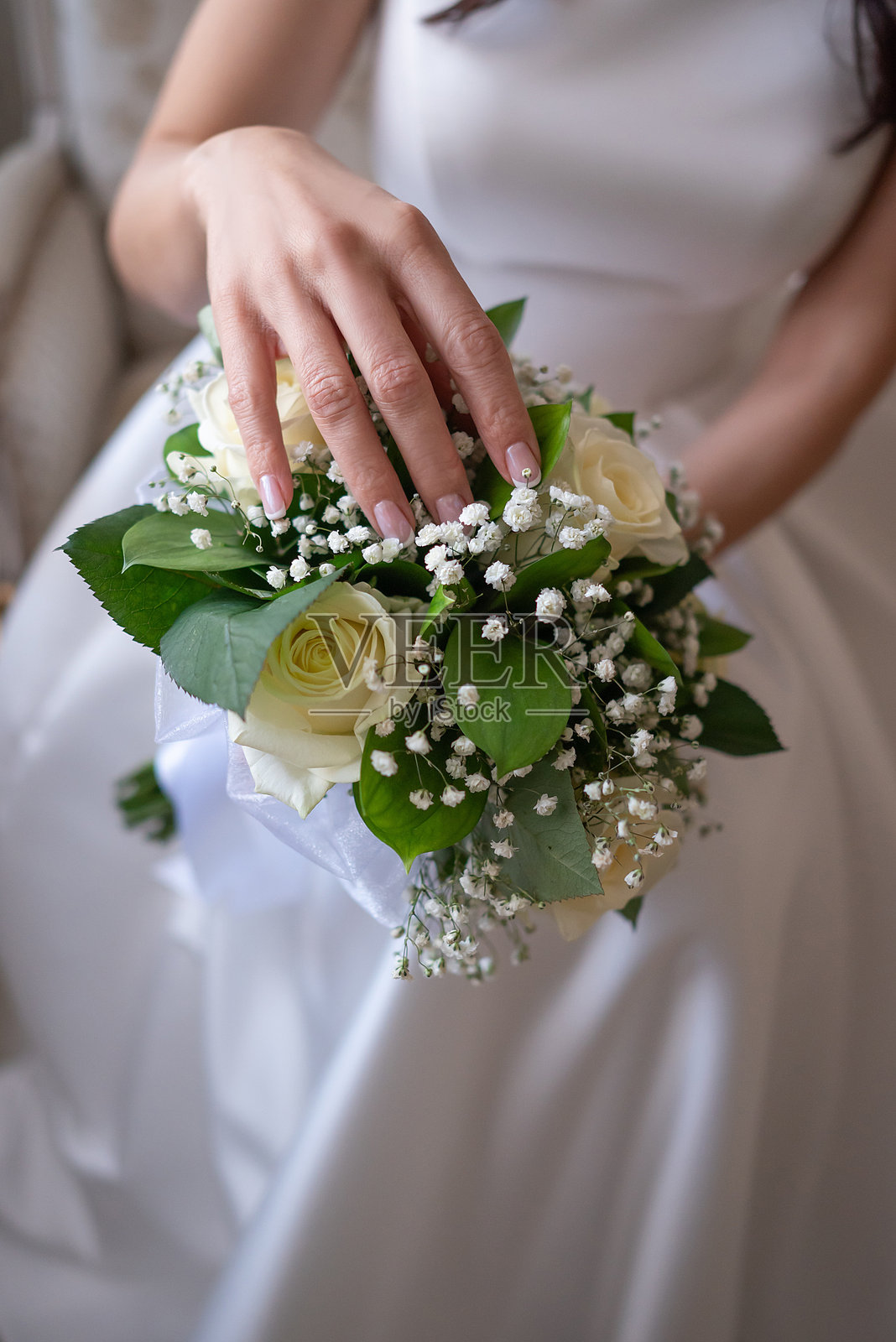 新娘手中捧着婚礼花束照片摄影图片