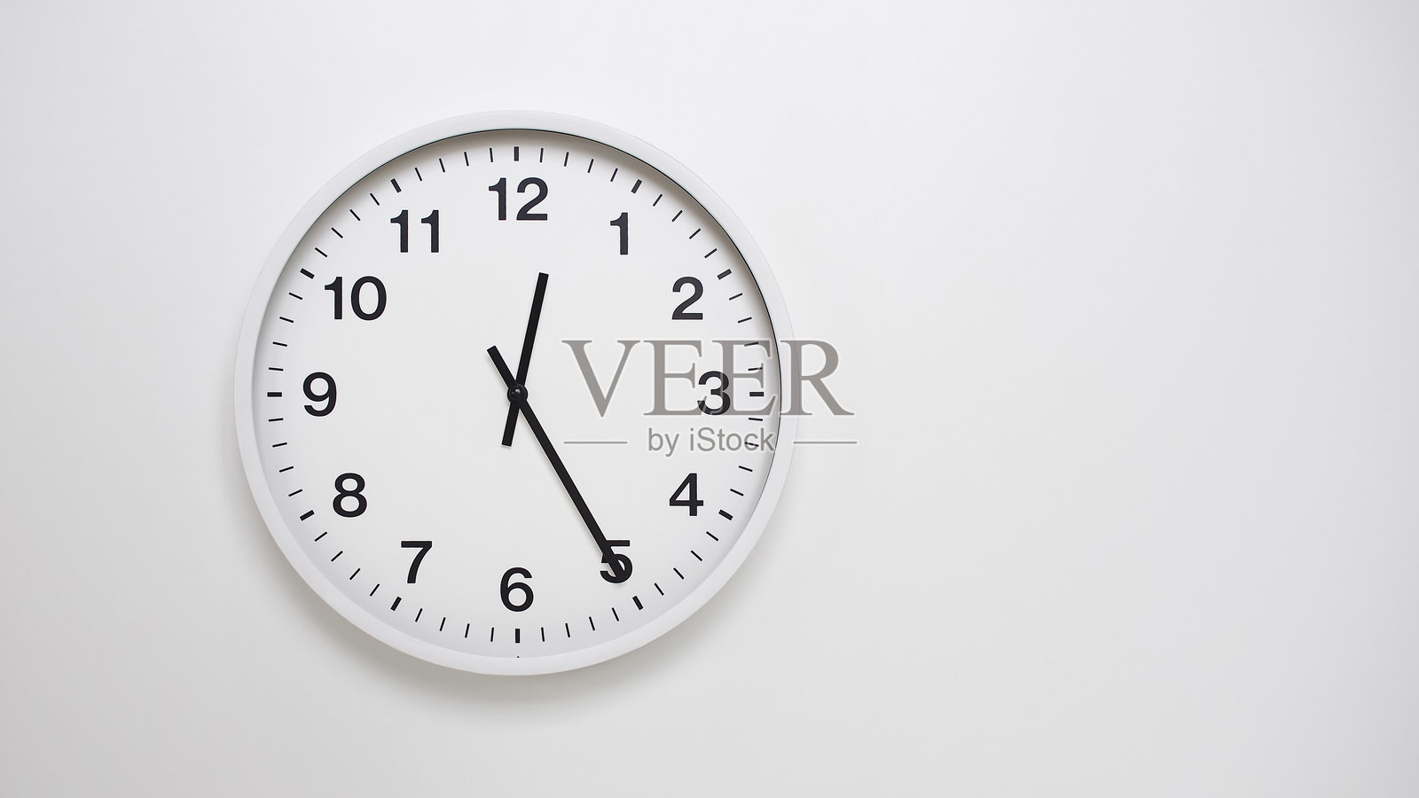 干净的白色时钟显示00:25或12:25，背景为极简白色 - 适合时间概念和现代设计照片摄影图片