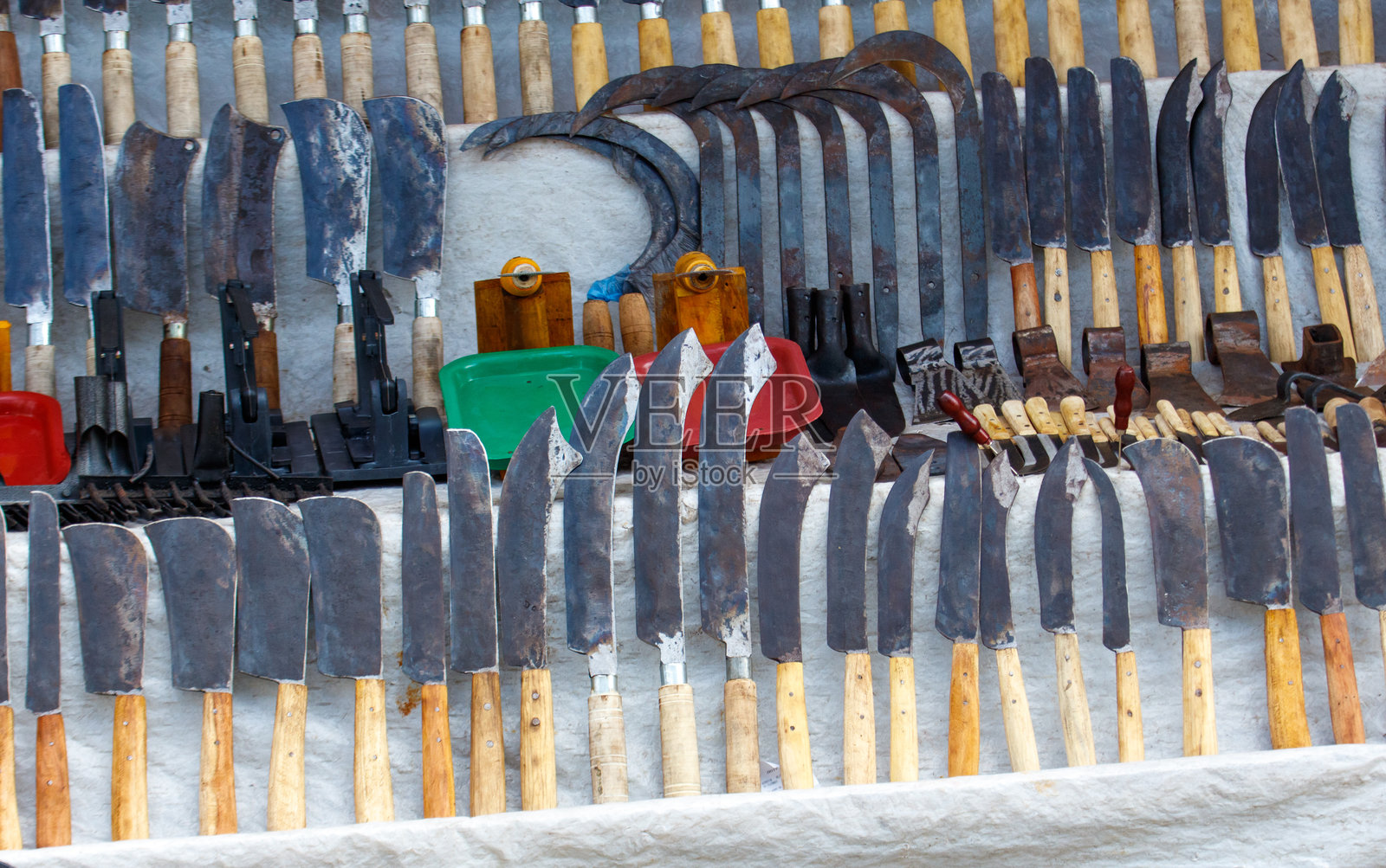 一张满是刀具和其他工具的桌子照片摄影图片