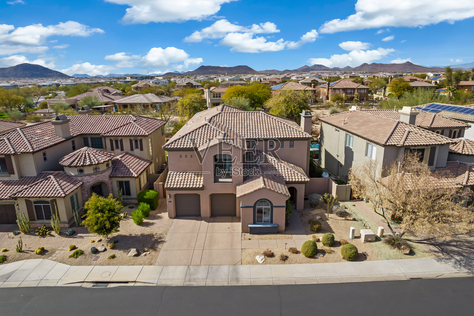 这是一个位于住宅区的大房子的鸟瞰图。照片摄影图片