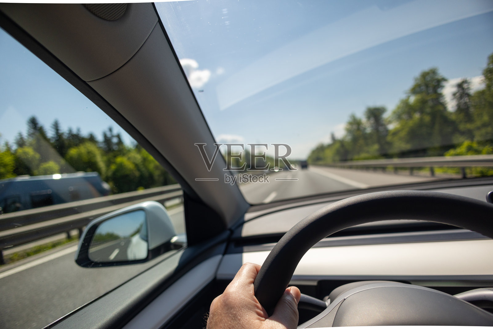 阳光明媚的天气中电动车驾驶员的视角在高速公路上照片摄影图片