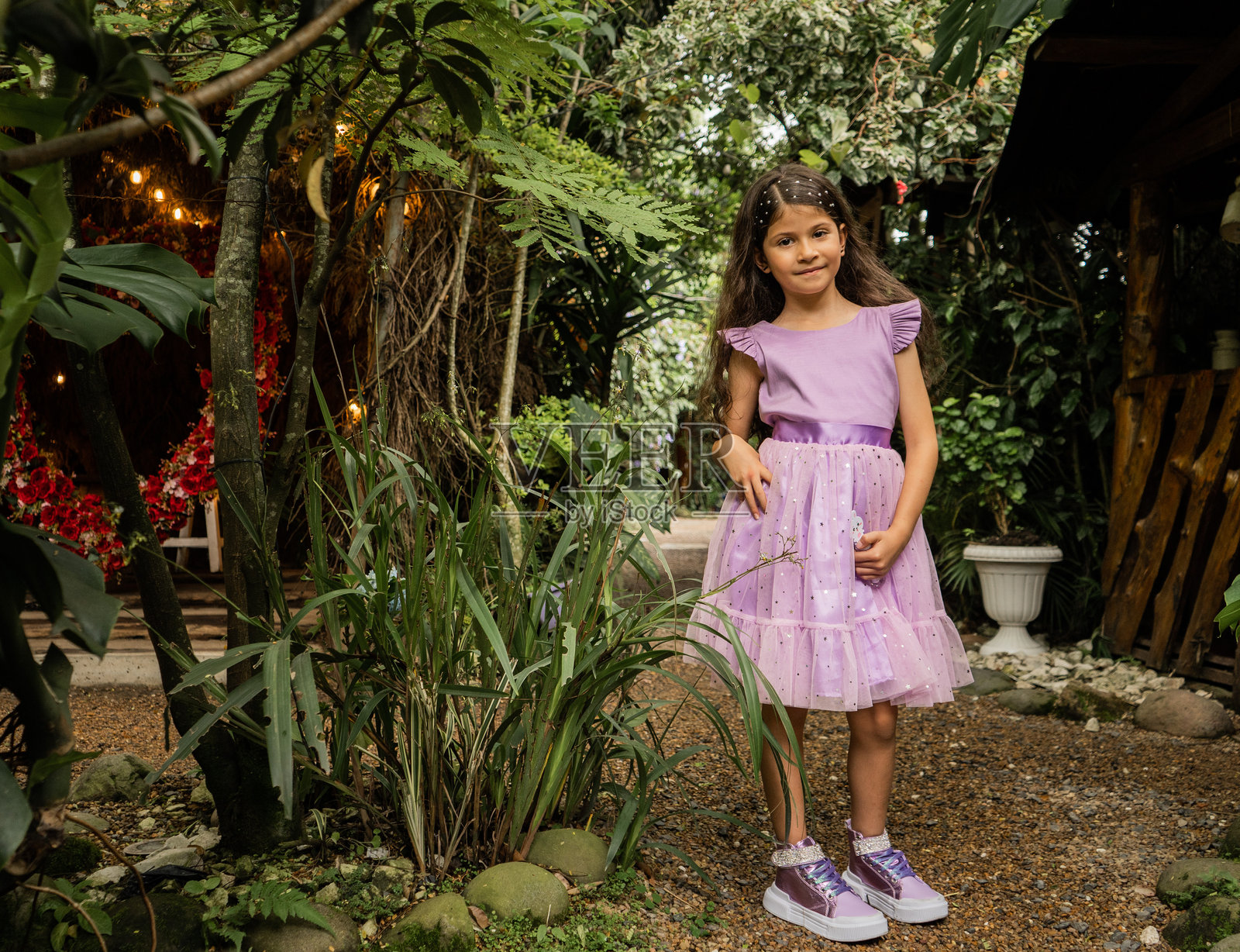 穿着淡紫色连衣裙和闪亮网球鞋的女孩在户外自然小径上摆姿势的全身照片 - 库存照片。照片摄影图片