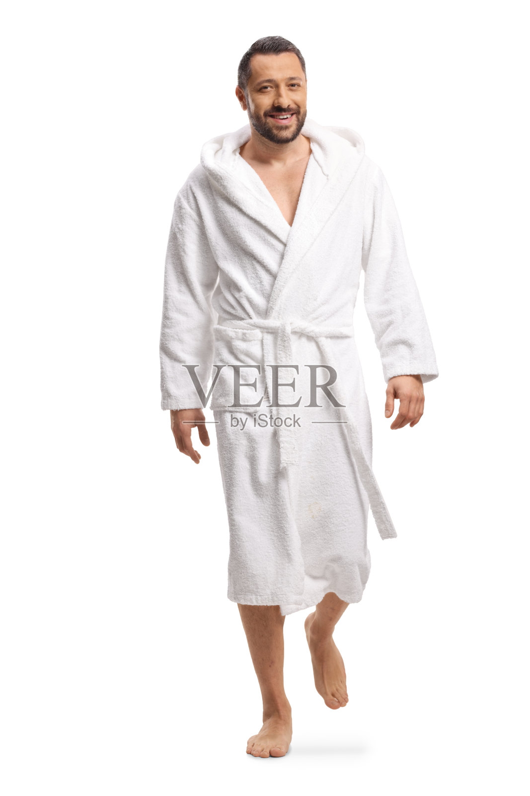 穿着白色浴袍的男人微笑着走路照片摄影图片