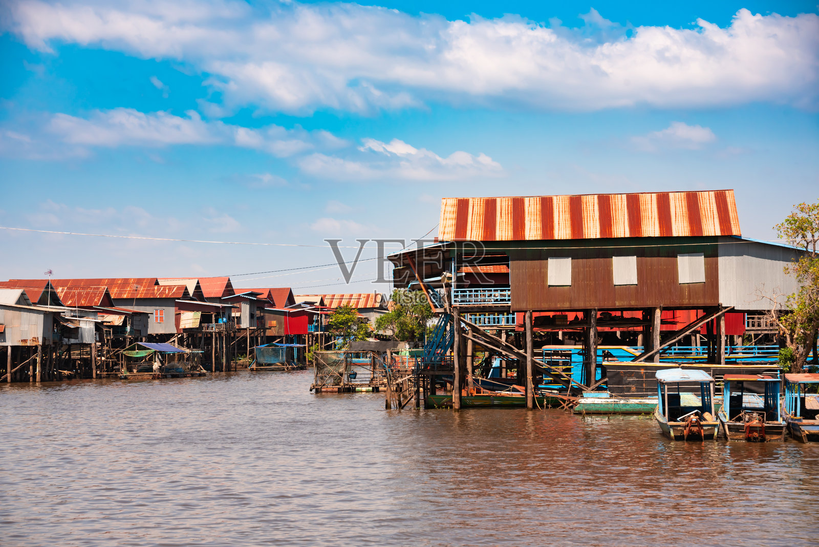 柬埔寨的漂浮村庄，传统木屋。照片摄影图片