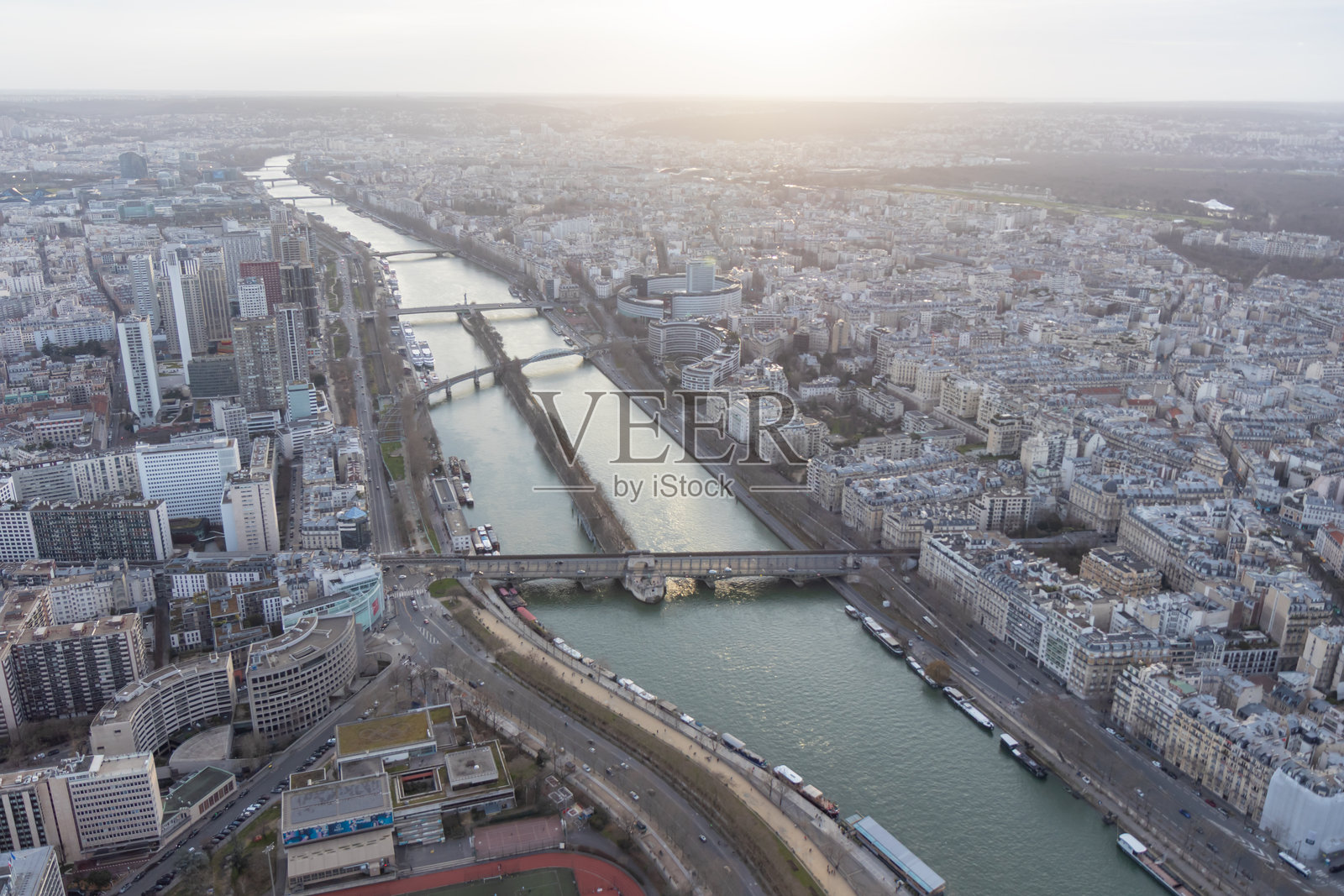 巴黎城市全景，塞纳河、天鹅岛和桥梁，黄昏柔和的光线下从埃菲尔铁塔俯瞰的鸟瞰图照片摄影图片