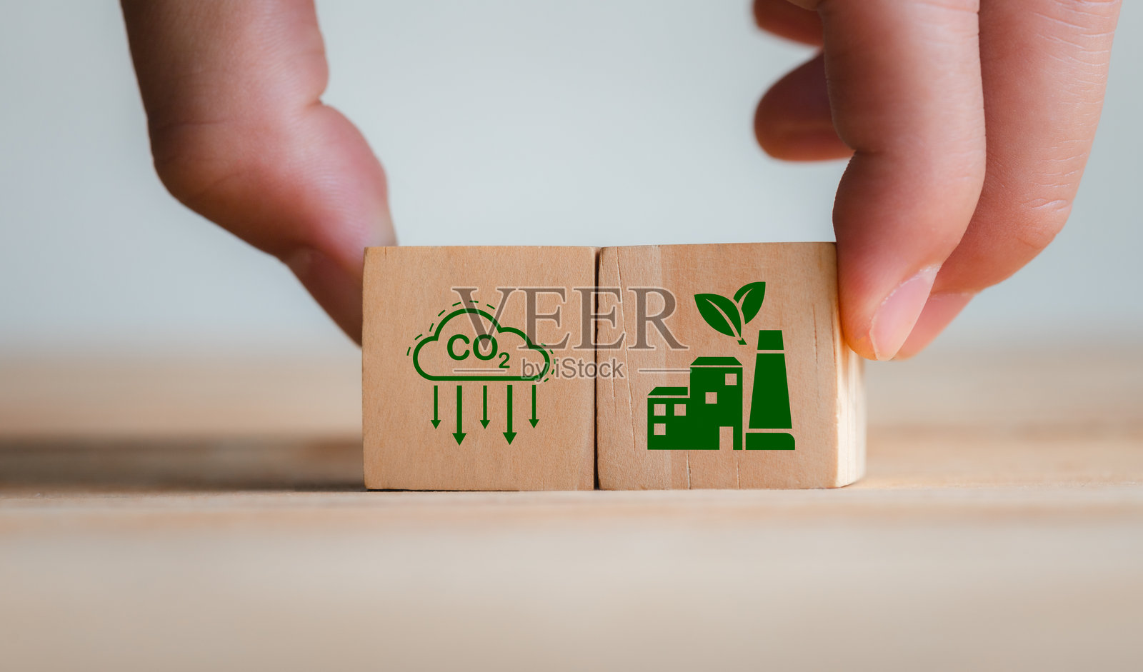 象征碳排放减少和可持续性的木块照片摄影图片