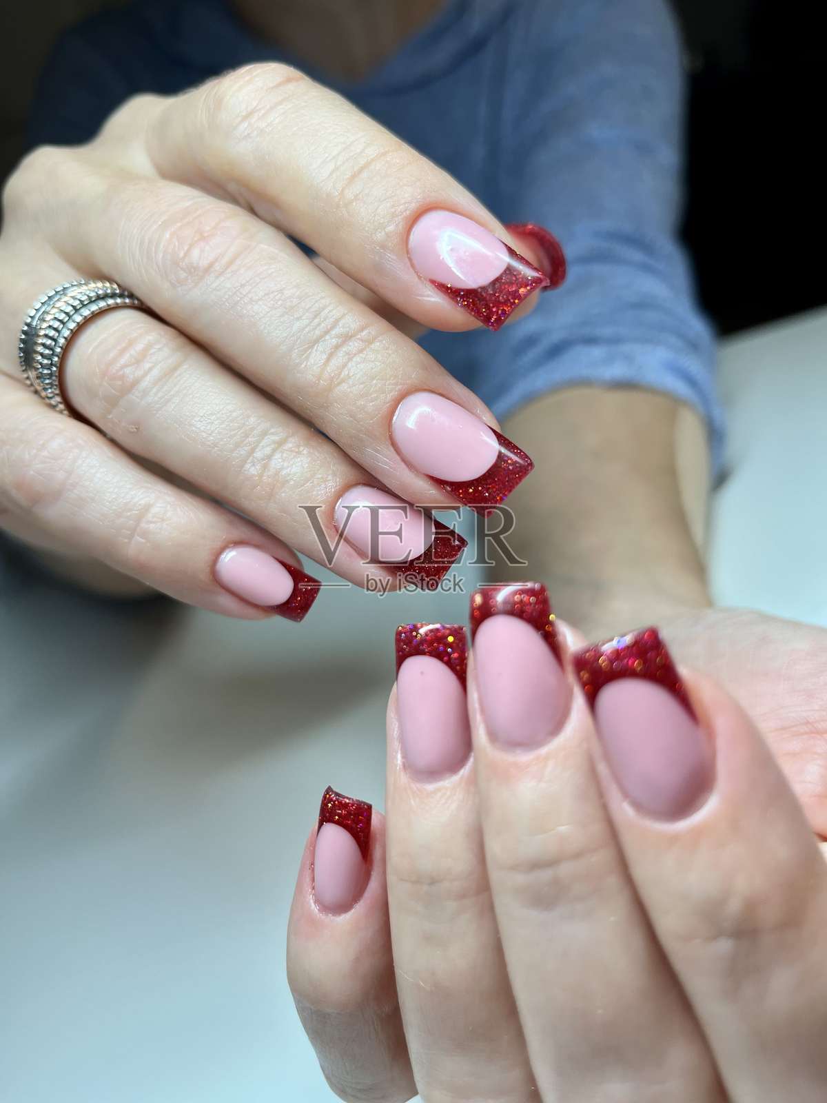 女人的手，红色法式美甲，指甲设计，圣诞节照片摄影图片
