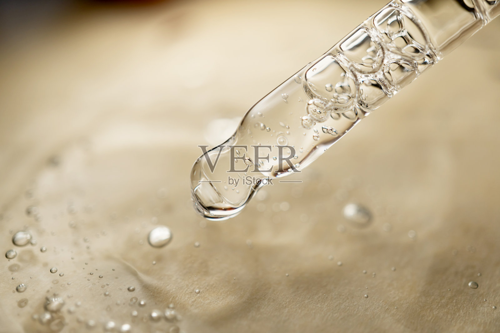 模糊背景中的精油滴管照片摄影图片