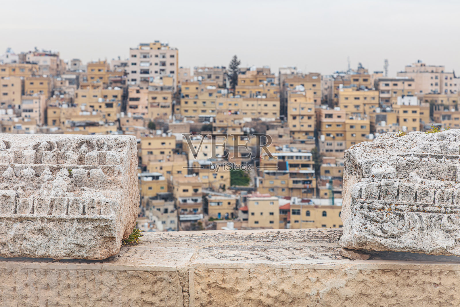 从安曼城堡俯瞰安曼天际线，前景是古老的遗迹照片摄影图片