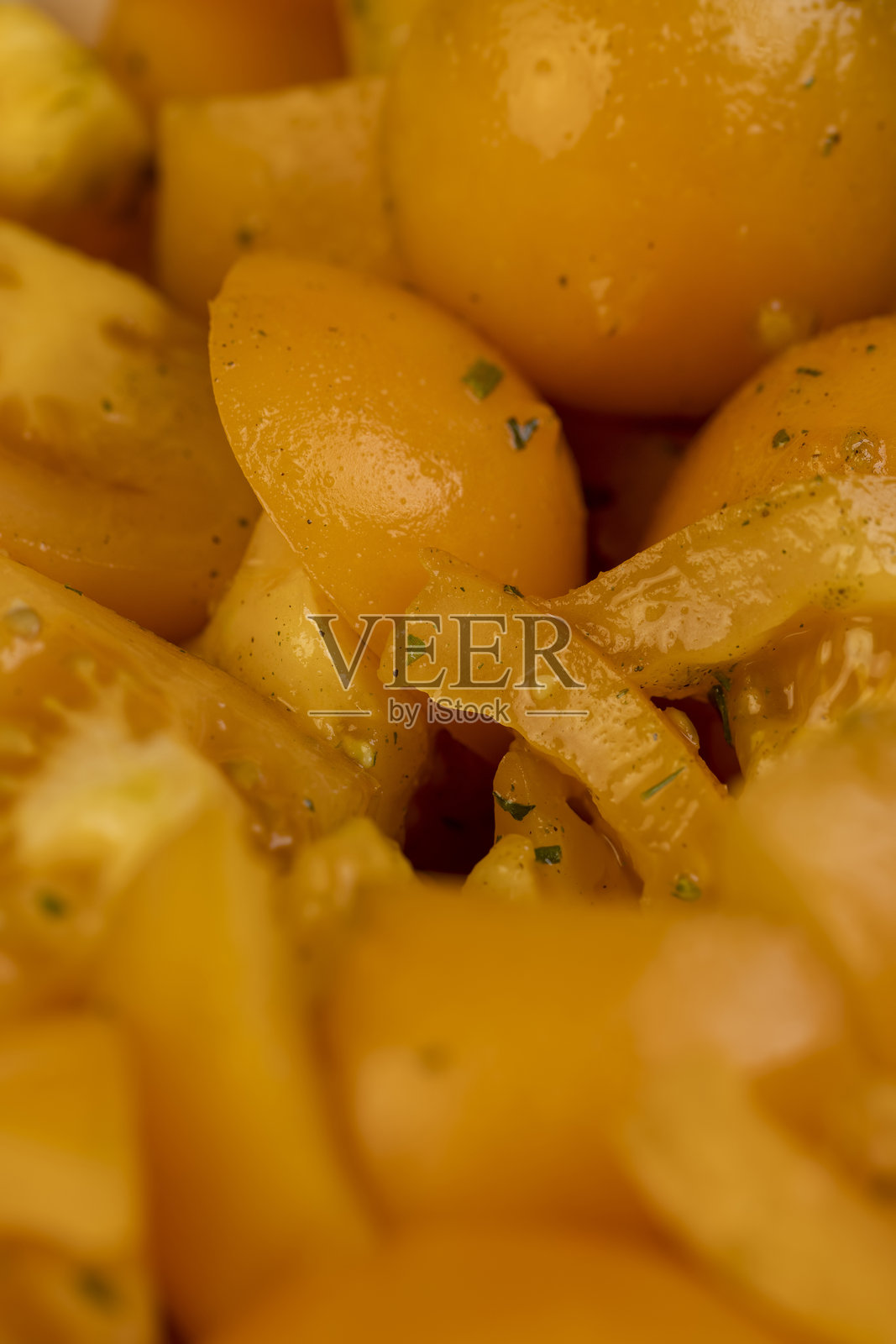 切成不同大小块的调味番茄，清洗干净的番茄被切成块用于制作沙拉。照片摄影图片