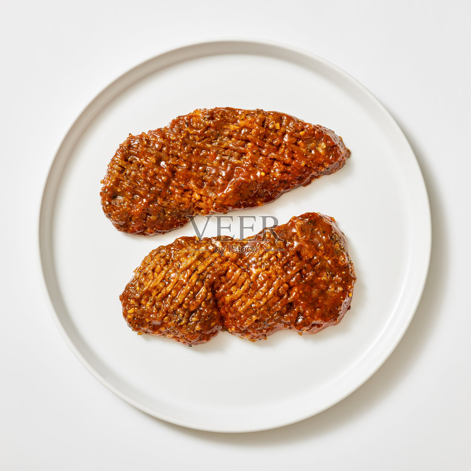 白色背景上的香辣嫩牛肉切片照片摄影图片