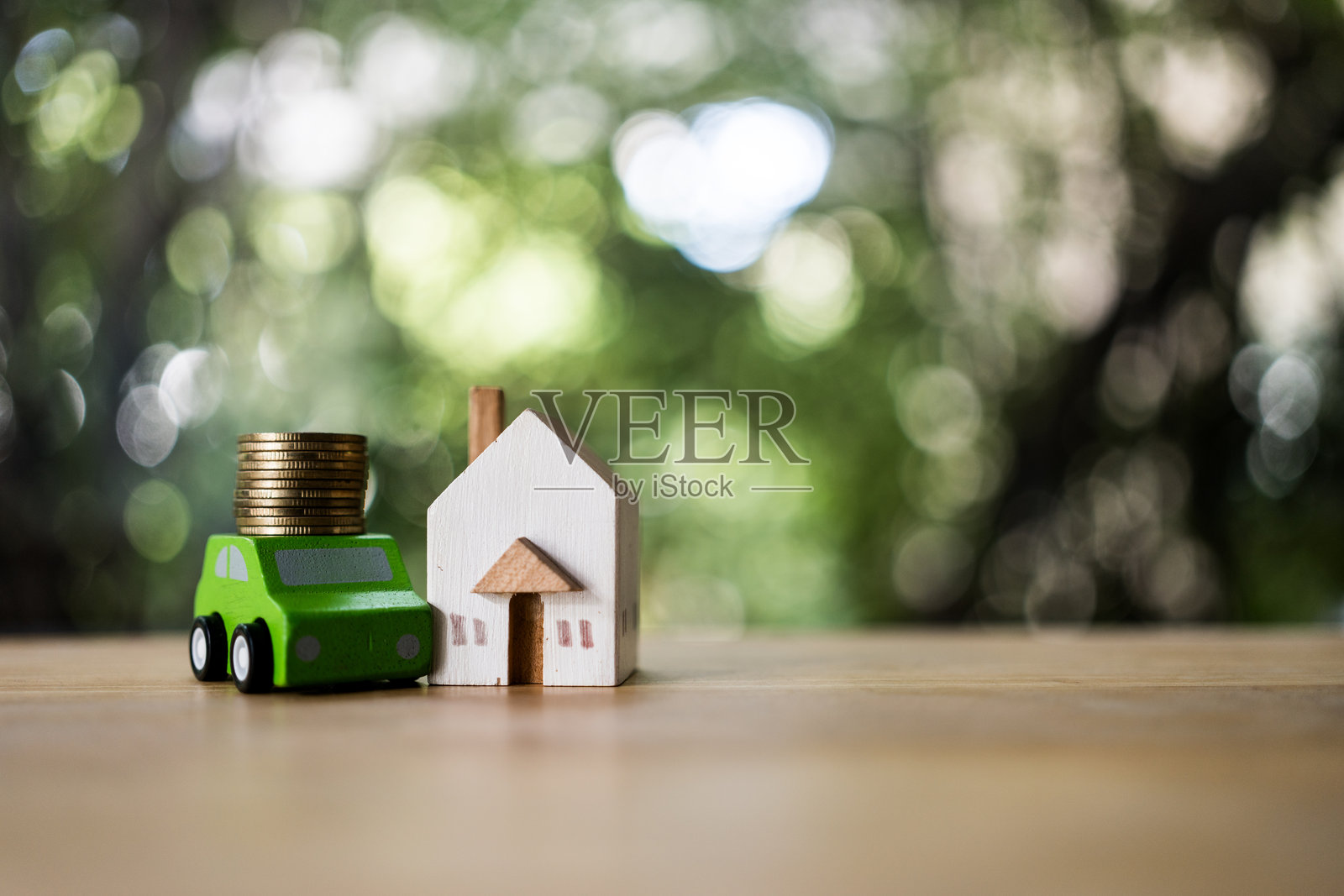 家庭保险与汽车。一个微型房屋、汽车和现金。房屋拥有权和储蓄的概念。照片摄影图片