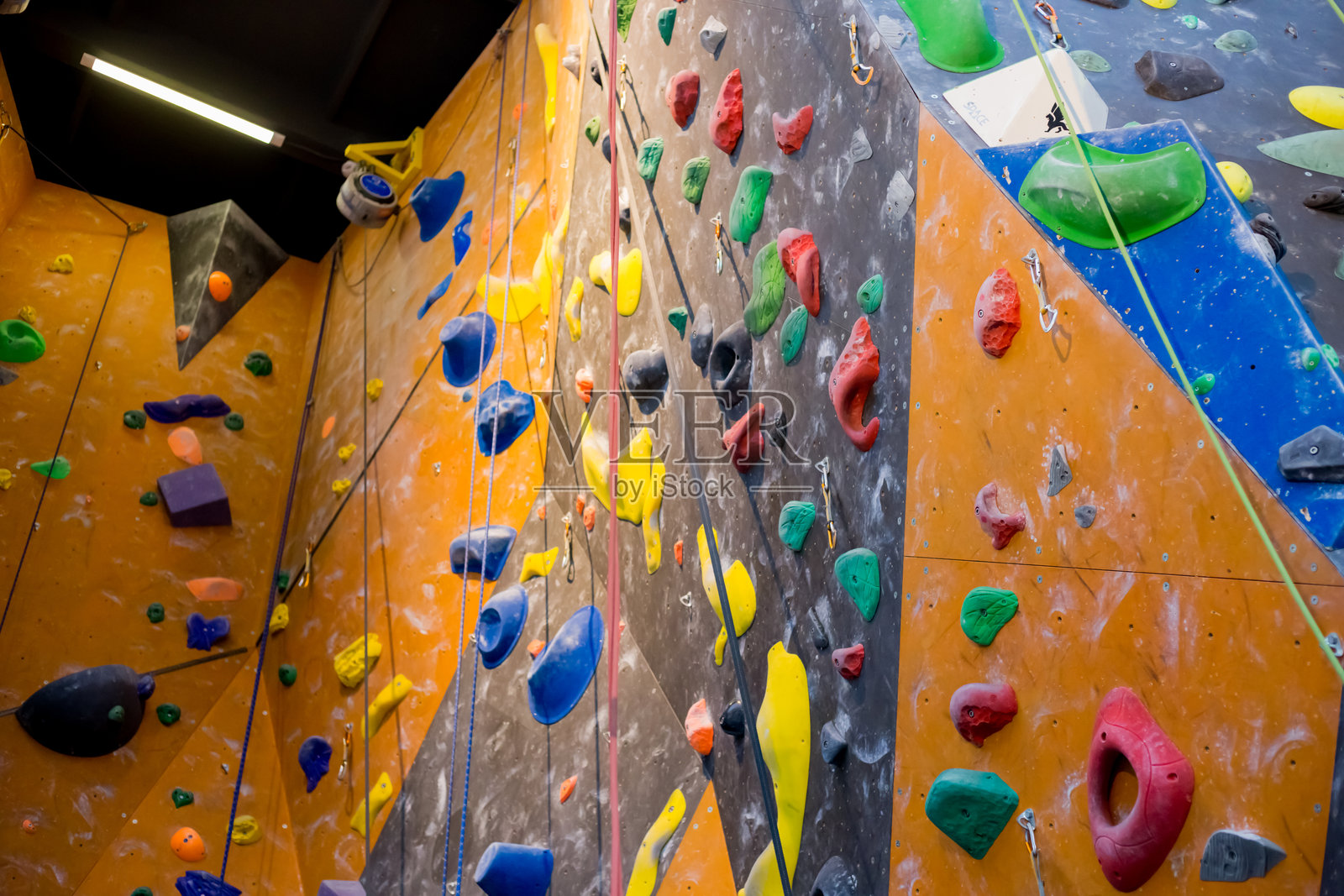 年轻女孩在室内攀岩馆锻炼照片摄影图片